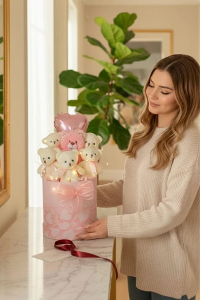 Kadınlar Gününe ÖZEL: Premium Silindir Kalpli Pembe Kutusunda, Kalpli Balonlu LED Işıklı 6’lı Pembe Ayıcık Buketi, Sevdiğine Hediye ürün görseli 1