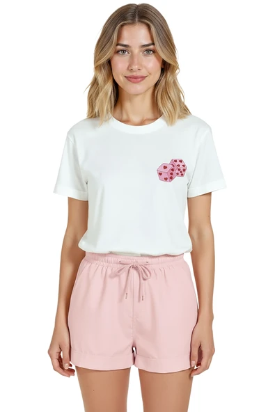 Kadın Beyaz Relaxed Fit %100 Pamuk Tişört – Pembe Kalp Zar & Minimal Pocket‑Baskılı ürün görseli 1