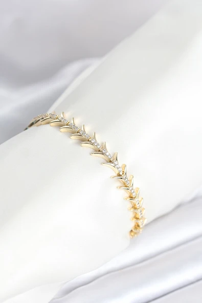Pirinç Gold Renk Balık Sırtı Model Zirkon Taşlı Kadın Bileklik - TJ-BB8027 ürün görseli 1