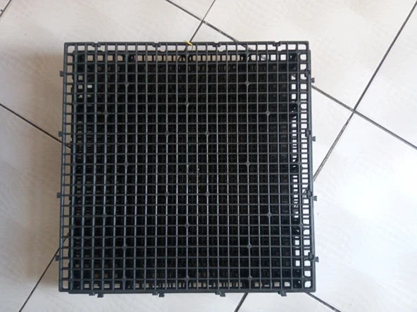 Hobi Plastik Güvercin Kümes Taban Izgarası ÜZERİNDE GEZİNİLEBİLİR 4 Adet Siyah 50 cm x 50 cm 1m2 ürün görseli 1