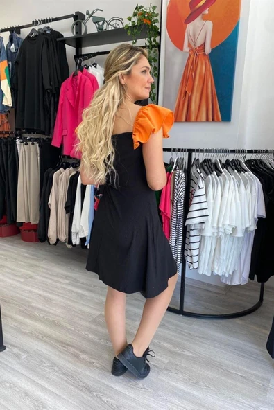Kolu Turuncu Volanlı Siyah Elbise - Resim 4