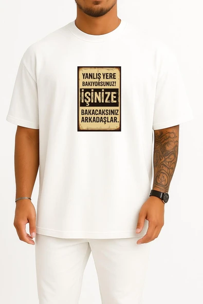 Oversize Yanlış Yere Bakıyorsunuz İşine Bakacaksınız Göğüs Tasarımlı Unisex T-Shirt ürün görseli 1