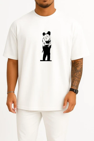 Oversize Brighton Graffiti Street Art Artist Lgbt Göğüs Tasarımlı Unisex T-Shirt ürün görseli 1