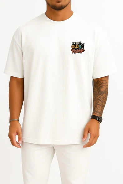 Oversize Yaşlı Değilim, Kıymetli Bir Klasik Gibiyim Cep ve Sırt Tasarımlı Unisex T-Shirt ürün görseli 1