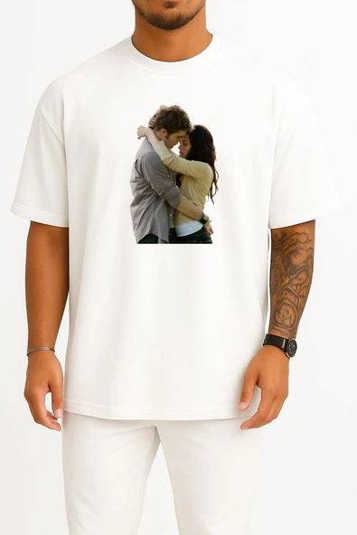 Oversize The Twilight Saga Eclipse Bella Swan Edward Cullen Göğüs Tasarımlı Unisex T-Shirt ürün görseli 1