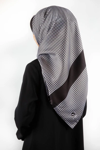 Twill Kazayaklı Şerit Desenli Siyah Renkli 90x90 Eşarp (İpek İçermez) Dikim Şekli : El Dikişi 8682027271377 ürün görseli 1