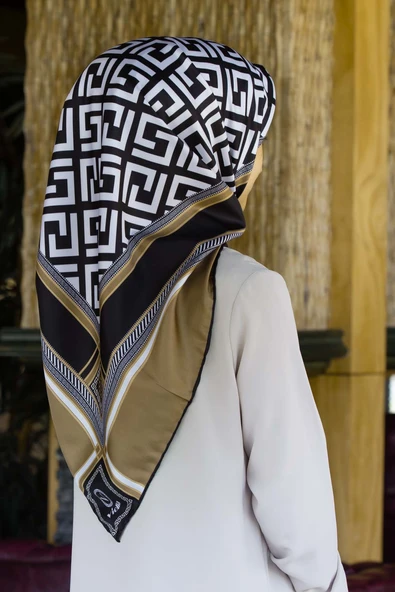 Twill Antik Desenli Bej Renkli 90x90 Eşarp (İpek İçermez) Kenar Dikiş Şekli El Dikişli ürün görseli 1