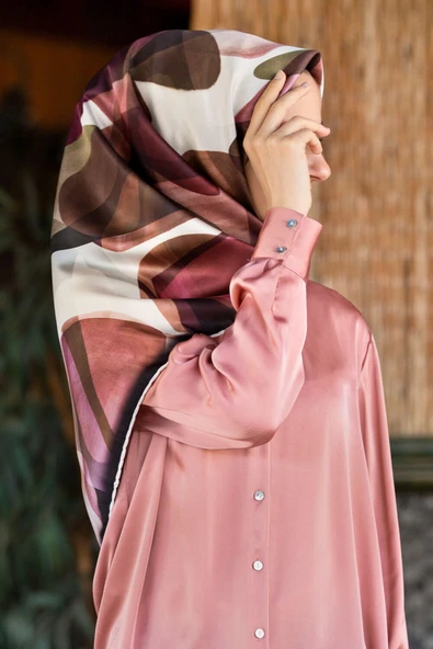 Twill Geometrik Batik Desenli Mürdüm Renkli 90x90 Eşarp (İpek İçermez) Kenar Dikiş Şekli El Dikişli ürün görseli 1