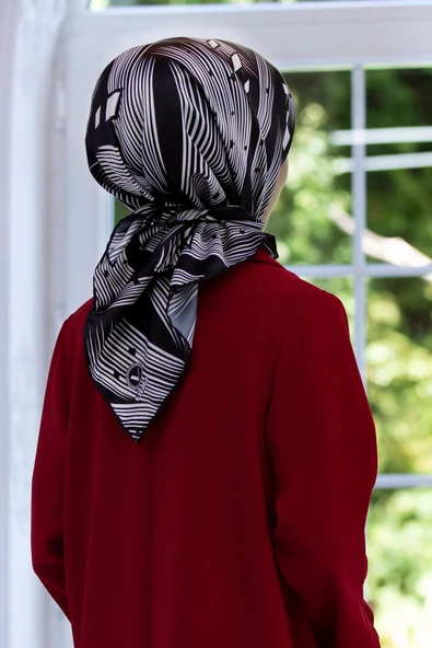 Rayon Geometrik Çizgili Desenli Siyah Renkli 90x90 Eşarp (İpek İçermez) Kenar Dikiş Şekli El Dikişli ürün görseli 1