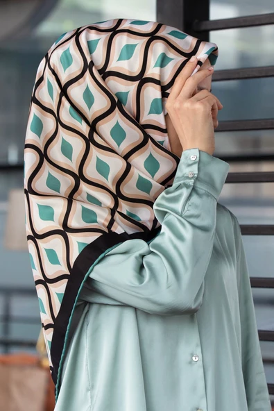Twill Geometrik Daire Desenli Petrol Yeşili Renkli 90x90 Eşarp (İpek İçermez) Dikim Şekli : El Dikişi ürün görseli 1