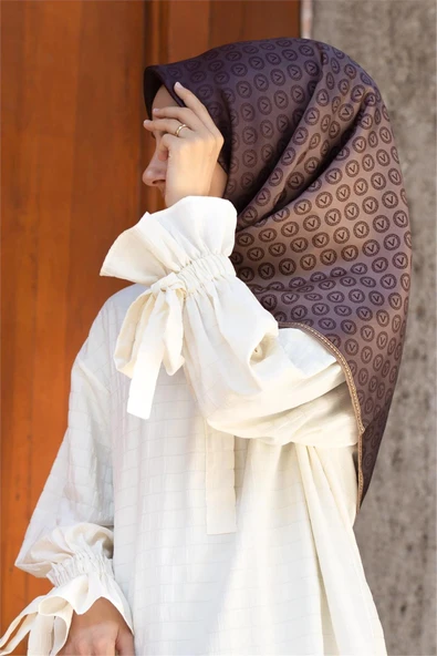 %100 Twill İpek Monogram Desenli Vizon - Bej Renkli 90x90 Eşarp Dikim Şekli : El Dikişi ürün görseli 1