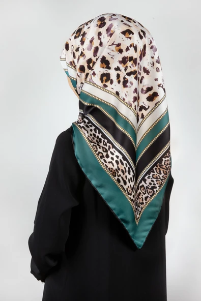 Twill Kemerli ve Leopar Desenli Petrol Yeşili Renkli 90x90 Eşarp (İpek İçermez) Dikim Şekli : El Dikişi ürün görseli 1