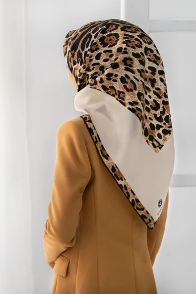 %100 Twill İpek Leopar Desenli Krem Renkli 90x90 Eşarp Dikim Şekli : El Dikişi ürün görseli 1