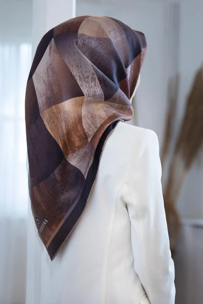 %100 Twill İpek Geometrik Desenli Soğan Kabuğu - Bej Renkli 90x90 Eşarp Dikim Şekli : El Dikişi ürün görseli 1