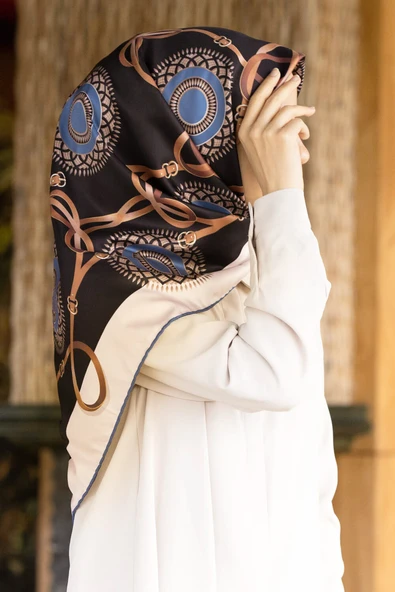 Twill Kemerli Ve Geometrik Desenli İndigo Renkli 90x90 Eşarp (İpek İçermez) Kenar Dikiş Şekli El Dikişli ürün görseli 1