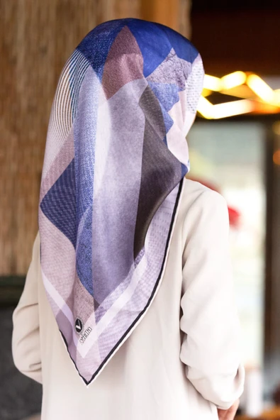 Twill Dokulu Ve Geometrik Desenli Lacivert Renkli 90x90 Eşarp (İpek İçermez) Kenar Dikiş Şekli El Dikişli ürün görseli 1