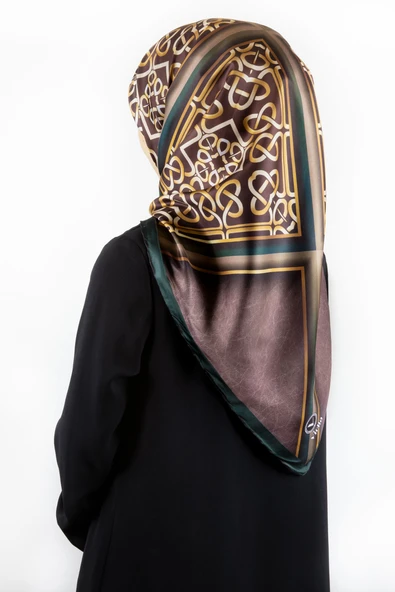 Twill Gold Çerçeveli Barok Desenli Zümrüt Yeşili Renkli 90x90 Eşarp (İpek İçermez) Kenar Dikiş Şekli El Dikişli ürün görseli 1