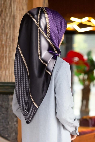 Rayon Gold Detaylı Geometrik Desenli Mor Renkli 90x90 Eşarp (İpek İçermez) Kenar Dikiş Şekli El Dikişli ürün görseli 1