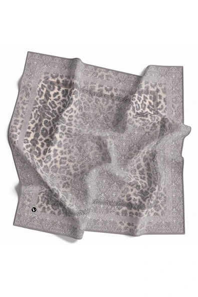 Twill Leopar Desenli Gri Renkli 90x90 Eşarp (İpek İçermez) Kenar Dikiş Şekli El Dikişli ürün görseli 1