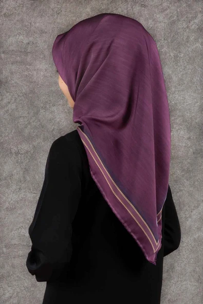Twill Efektli Bordür Desenli Mürdüm Renkli 90x90 Eşarp (İpek İçermez) Dikim Şekli : El Dikişi ürün görseli 1