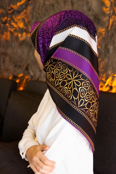%100 Twill İpek Zincirli Ve Etnik Desenli Mürdüm - Siyah Renkli 90x90 Eşarp Dikim Şekli : El Dikişi ürün görseli 1