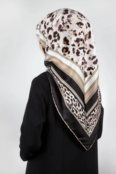 Twill Kemerli ve Leopar Desenli Siyah Renkli 90x90 Eşarp (İpek İçermez) Dikim Şekli : El Dikişi ürün görseli 1