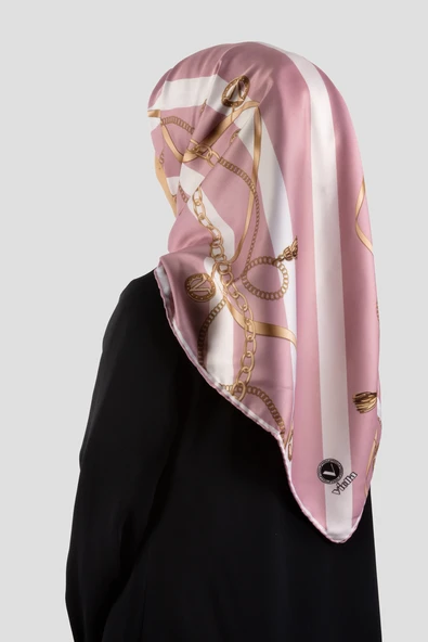 Twill Çizgili Kemer ve Zinci Desenli Pudra Renkli 90x90 Eşarp (İpek İçermez) Kenar Dikiş Şekli El Dikişli ürün görseli 1