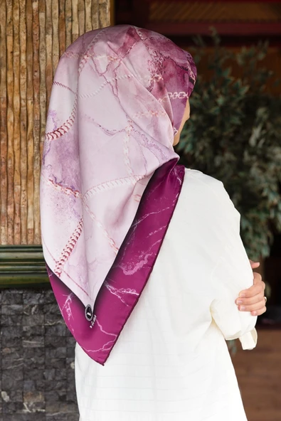 Twill Mermer ve Zincir Desenli Mürdüm Renkli 90x90 Eşarp (İpek İçermez) Kenar Dikiş Şekli El Dikişli ürün görseli 1