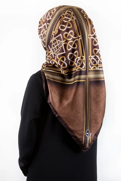 Twill Gold Çerçeveli Barok Desenli Bakır Renkli 90x90 Eşarp (İpek İçermez) Kenar Dikiş Şekli El Dikişli ürün görseli 1