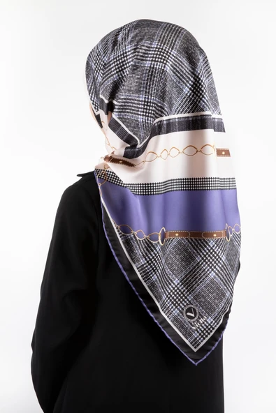 Twill Kemer ve Zincir Detaylı Ekose Desenli İndigo Renkli 90x90 Eşarp (İpek İçermez) Kenar Dikiş Şekli El Dikişli ürün görseli 1