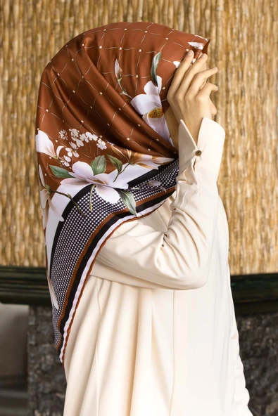 Twill Kazayaklı Ve Büyük Çiçekli Desenli Taba Renkli 90x90 Eşarp (İpek İçermez) Kenar Dikiş Şekli El Dikişli ürün görseli 1