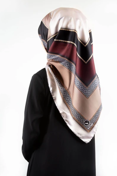 Twill Gold Detaylı ve Antik Motif Desenli Bordo Renkli 90x90 Eşarp (İpek İçermez) Kenar Dikiş Şekli El Dikişli ürün görseli 1