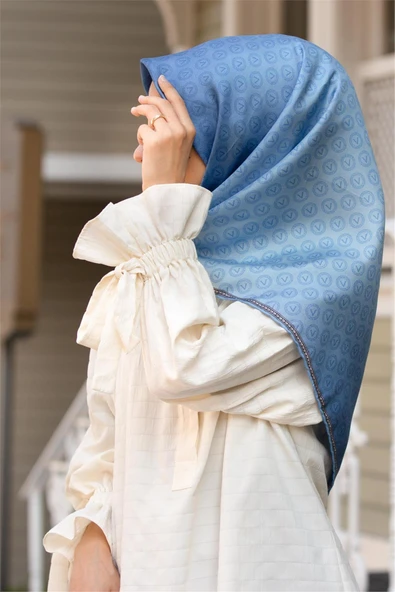 %100 Twill İpek Monogram Desenli Bebe Mavisi Renkli 90x90 Eşarp Dikim Şekli : El Dikişi ürün görseli 1