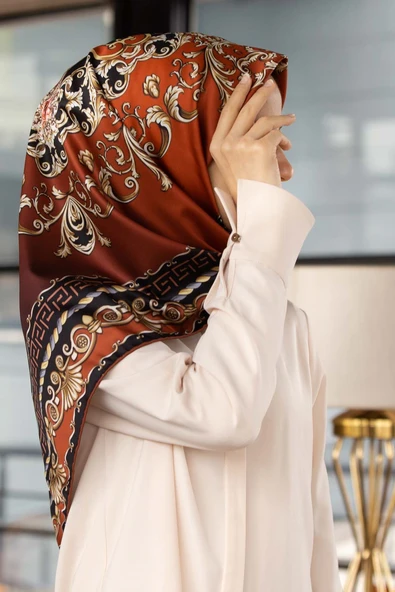 Twill Barok Desenli Siyah - Taba Renkli 90x90 Eşarp (İpek İçermez) Dikim Şekli : El Dikişi ürün görseli 1