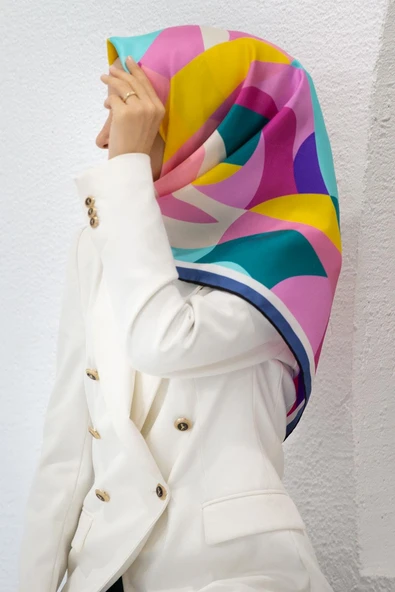 %100 Twill İpek Geometrik Desenli Pembe - Petrol Yeşili Renkli 90x90 Eşarp Dikim Şekli : El Dikişi ürün görseli 1
