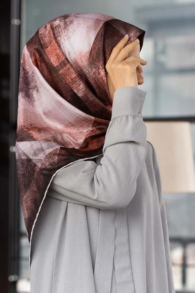 Twill Batik Desenli Taba Renkli 90x90 Eşarp (İpek İçermez) Dikim Şekli : El Dikişi ürün görseli 1