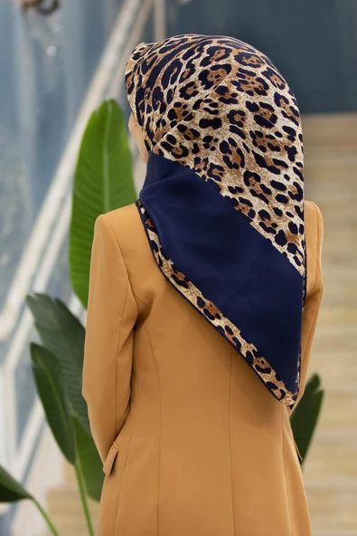 %100 Twill İpek Leopar Desenli Lacivert Renkli 90x90 Eşarp Dikim Şekli : El Dikişi ürün görseli 1
