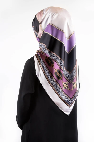 Twill Gold Detaylı ve Antik Motif Desenli Lila Renkli 90x90 Eşarp (İpek İçermez) Kenar Dikiş Şekli El Dikişli ürün görseli 1