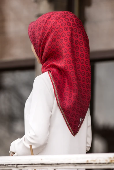 %100 Twill İpek Monogram Desenli Kırmızı Renkli 90x90 Eşarp Dikim Şekli : El Dikişi ürün görseli 1