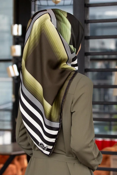 Twill Geometrik Desenli Haki Renkli 90x90 Eşarp (İpek İçermez) Kenar Dikiş Şekli El Dikişli ürün görseli 1