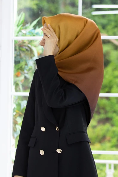 %100 Twill İpek Degrade Desenli Gold Renkli 90x90 Eşarp Dikim Şekli : El Dikişi ürün görseli 1