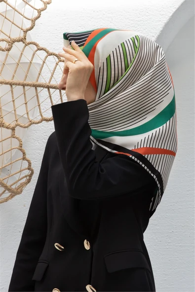 %100 Twill İpek Çizgili Geometrik Desenli Siyah - Fıstık Yeşili Renkli 90x90 Eşarp Dikim Şekli : El Dikişi ürün görseli 1