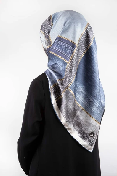 Twill Dokulu Ve Geometrik Desenli Saks Renkli 90x90 Eşarp (İpek İçermez) Dikim Şekli : El Dikişi ürün görseli 1
