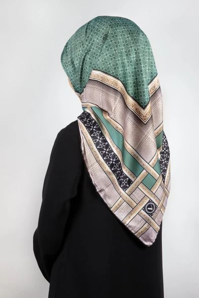 Twill Gold Bordürlü Geometrik Desenli Petrol Yeşili Renkli 90x90 Eşarp (İpek İçermez) Kenar Dikiş Şekli El Dikişli ürün görseli 1