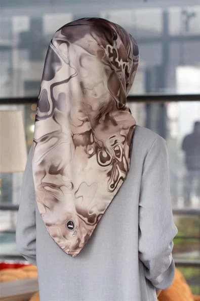 Rayon Batik Desenli Gri Renkli 90x90 Dikim Şekli : El Dikişi Eşarp (İpek İçermez) Kenar Dikiş Şekli El Dikişli ürün görseli 1