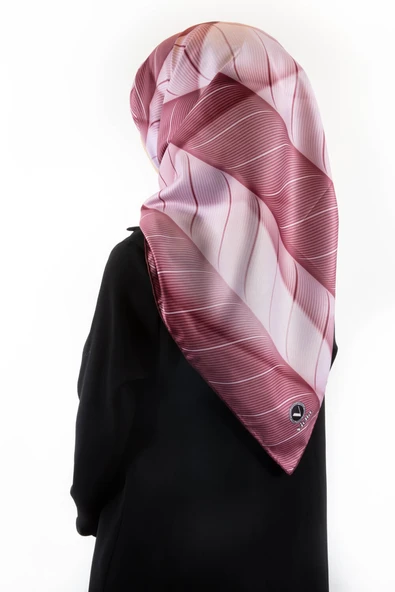 Twill Şeritli Geometrik Desenli Pudra Renkli 90x90 Eşarp (İpek İçermez) Kenar Dikiş Şekli El Dikişli ürün görseli 1