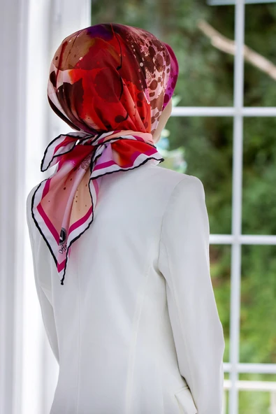Twill Suluboya Çiçek Desenli Kırmızı Renkli 90x90 Soft Eşarp Kenar Dikiş Şekli El Dikişli ürün görseli 1