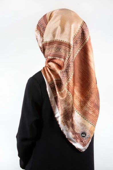Twill Dokulu Ve Geometrik Desenli Taba Renkli 90x90 Eşarp (İpek İçermez) Dikim Şekli : El Dikişi ürün görseli 1