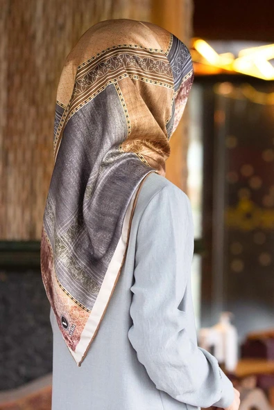 Twill Dokulu Ve Geometrik Desenli Gri Renkli 90x90 Eşarp (İpek İçermez) Dikim Şekli : El Dikişi ürün görseli 1
