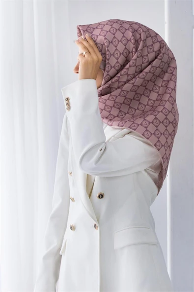 %100 Twill İpek Monogram Desenli Pudra Renkli 90x90 Eşarp Dikim Şekli : El Dikişi ürün görseli 1